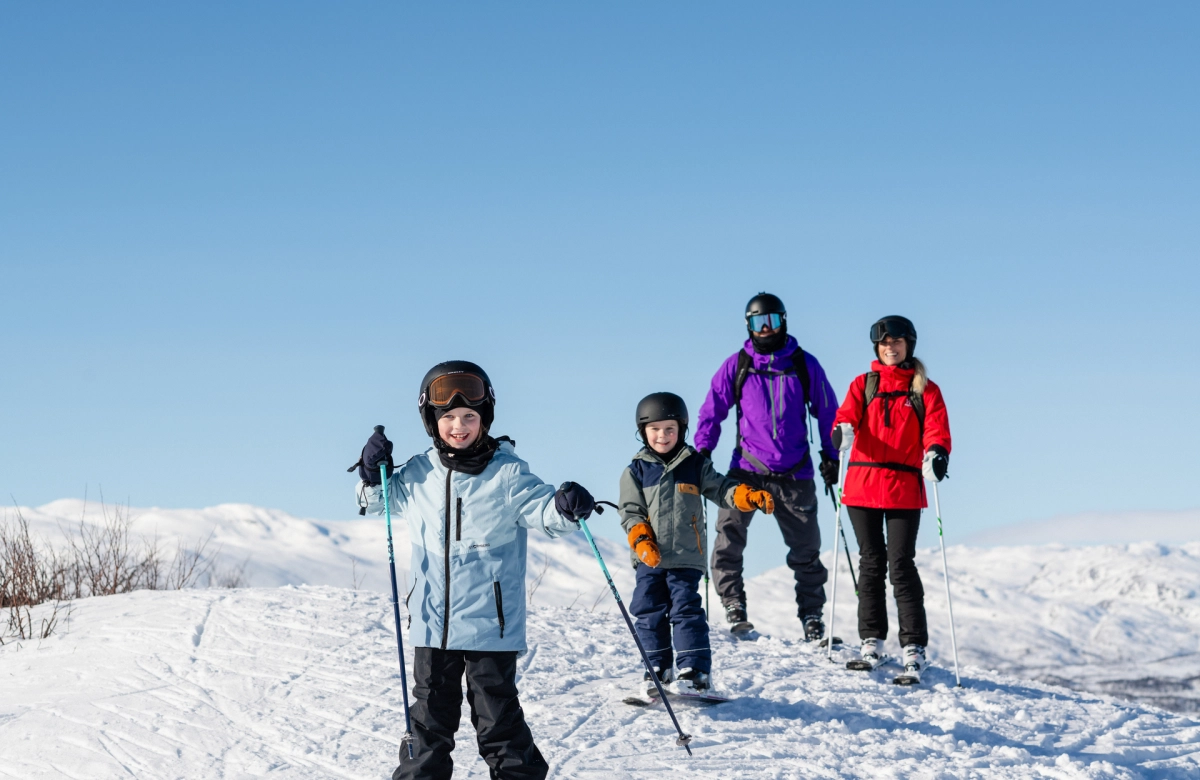 Familj på skidor