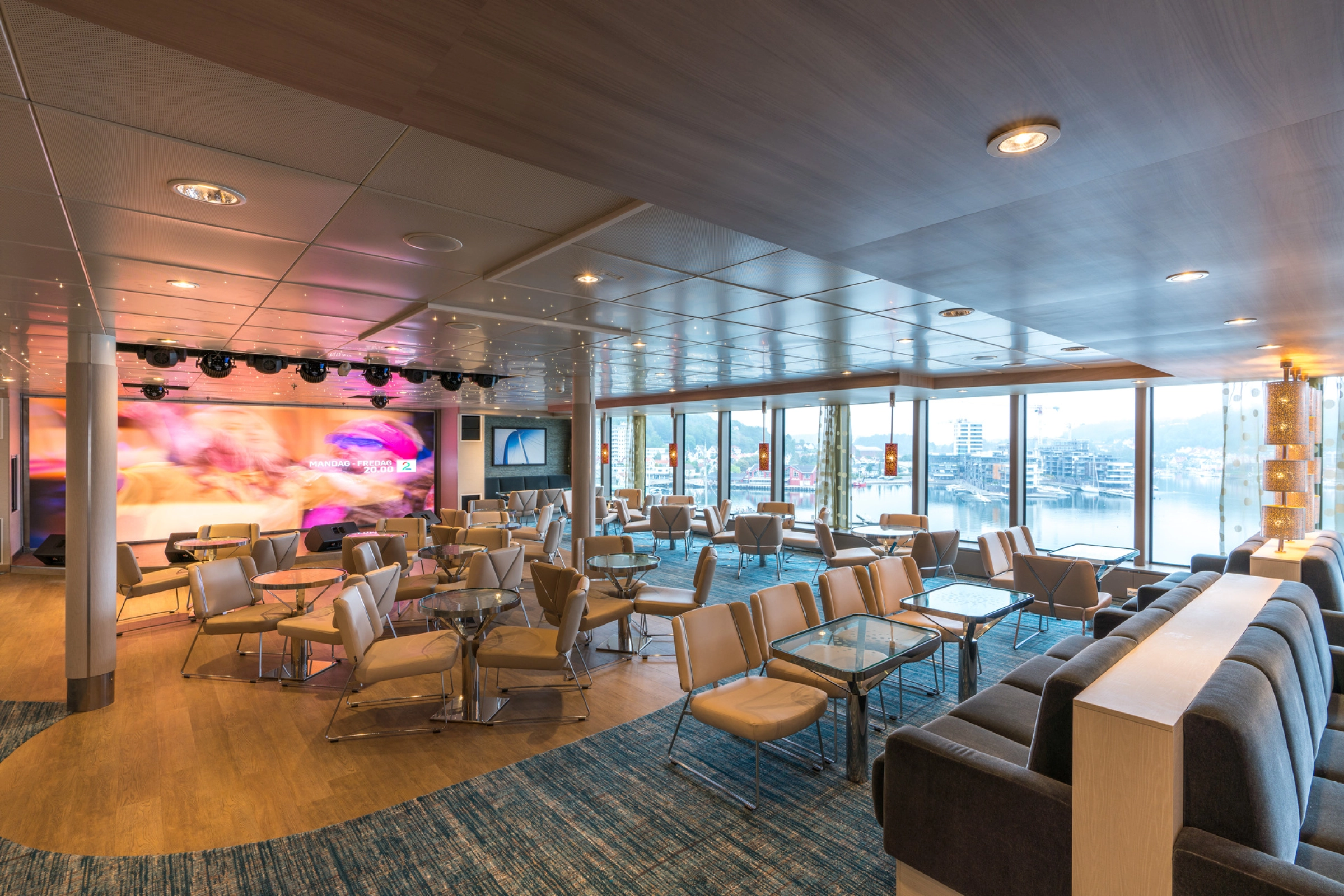 Color_Hybrid_CLL_26962_Foto_George_Giannakis (1).jpg