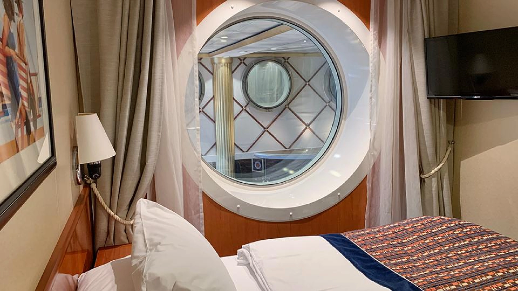 Innvendig lugar med vindu mot restauranten