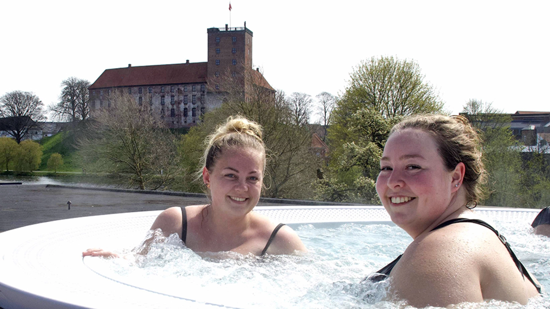 Jenter i boblebad med utsikt til Koldinghus.jpg