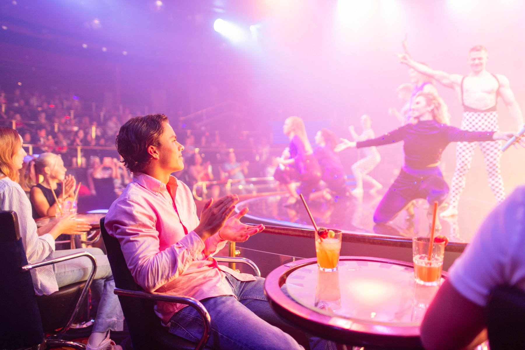 Gutt som ser på show