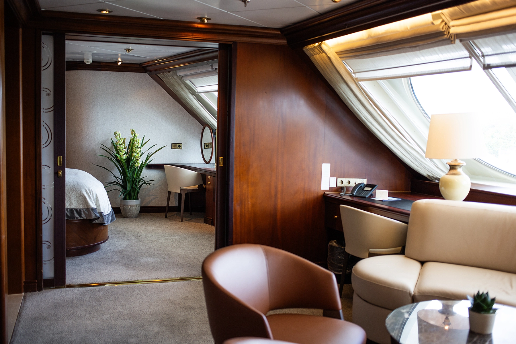 Fra salongen ser vi inn på soverommet