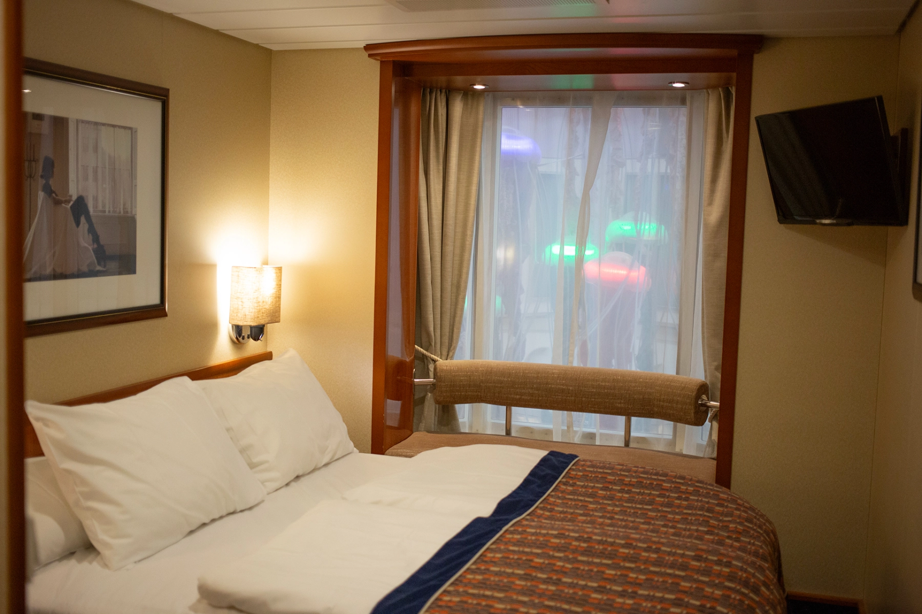 Standard lugar med dobbeltseng og vindu mot promenaden