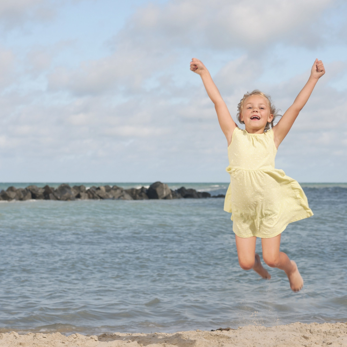 Jente på strand.jpg