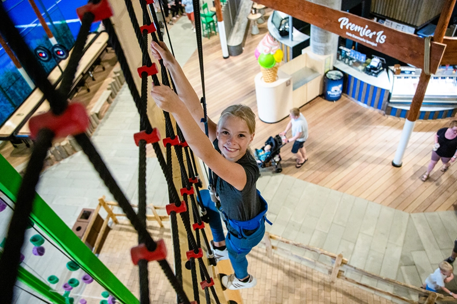 Jente i klatrevegg.jpg