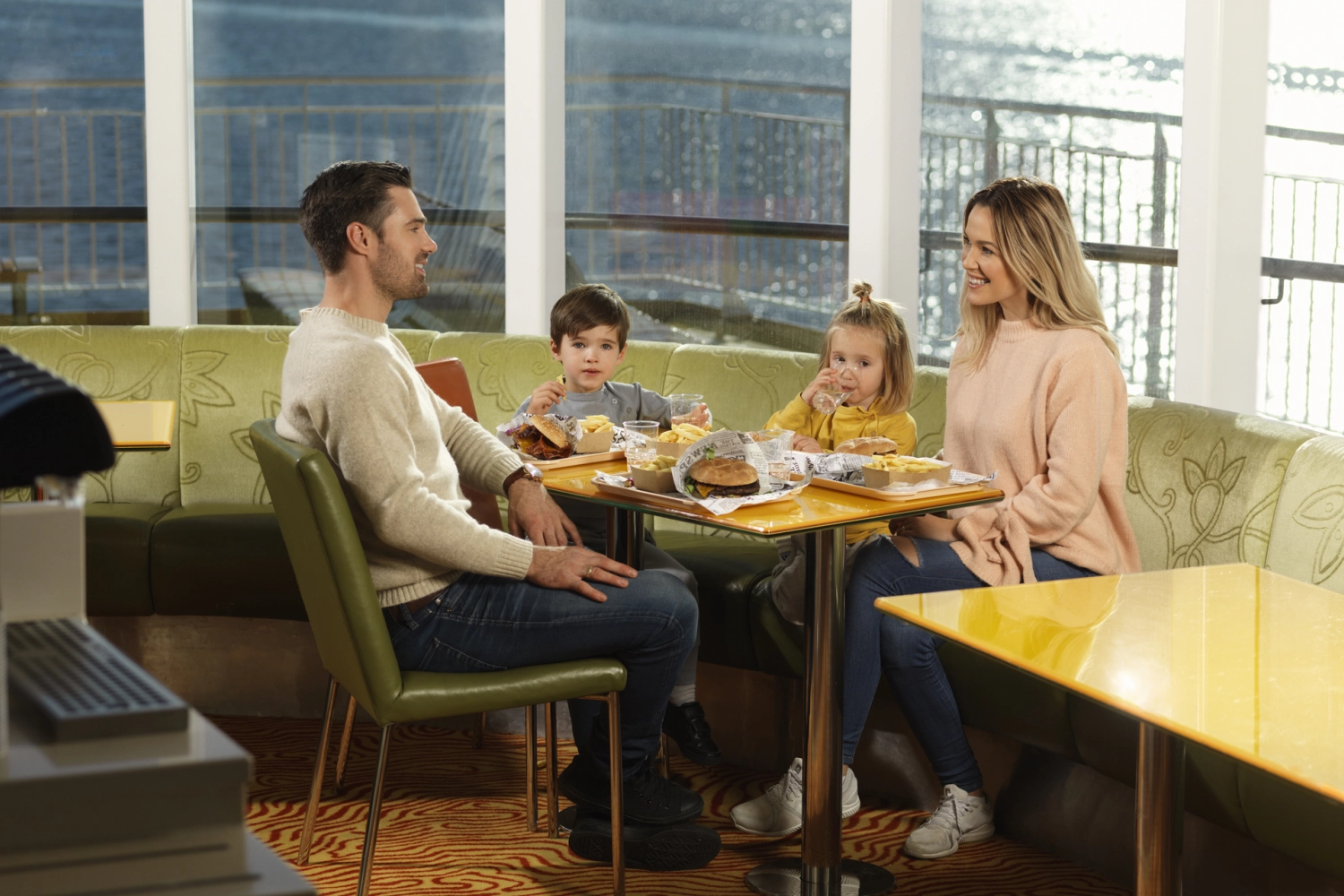 Familie som spiser hamburgere i Bluefins Kitchen