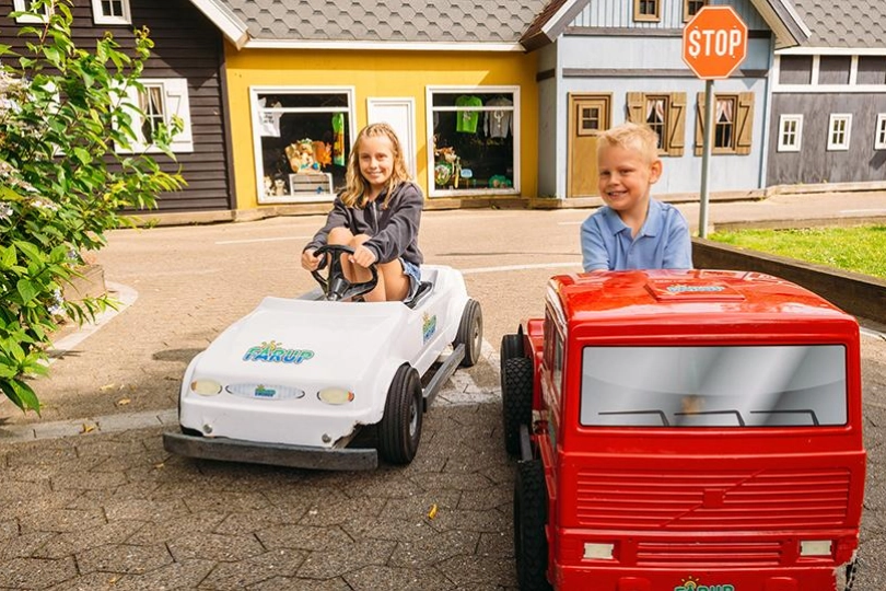 Fårup Sommerland - barn i biler.jpg