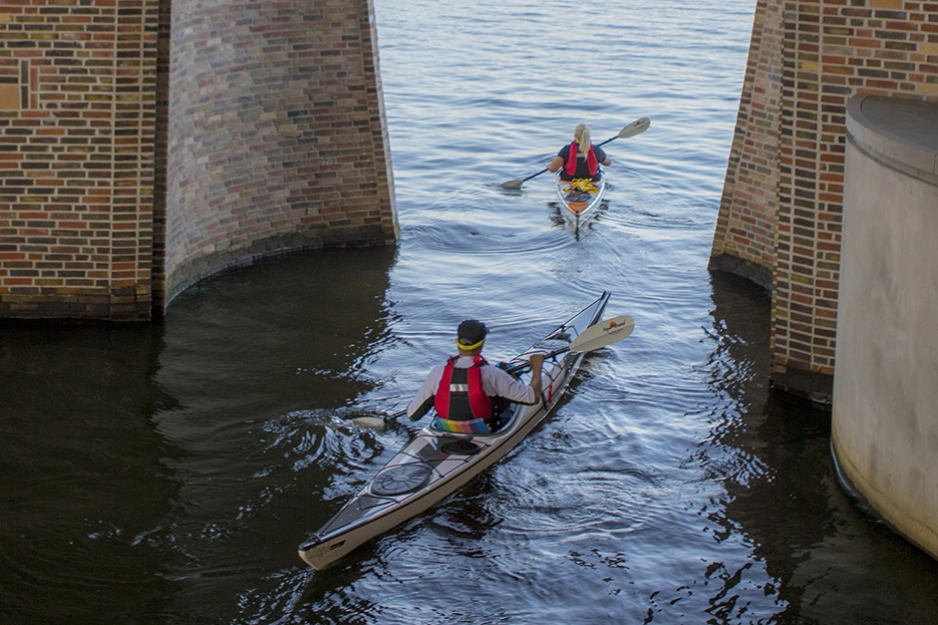 To som padler havkajakk ved Vejle.jpg