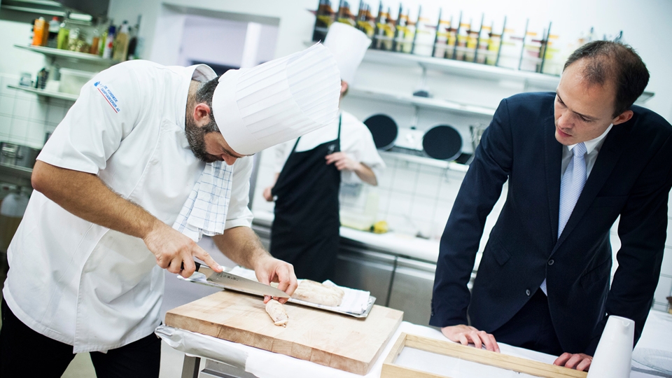 Kokk i aksjon i restaurant Frederiksh&oslash;j i Aarhus.jpg