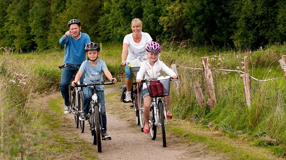 Familie på sykkeltur.jpg