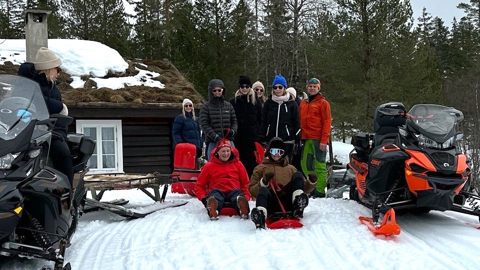 En grupp på snöskotersafari